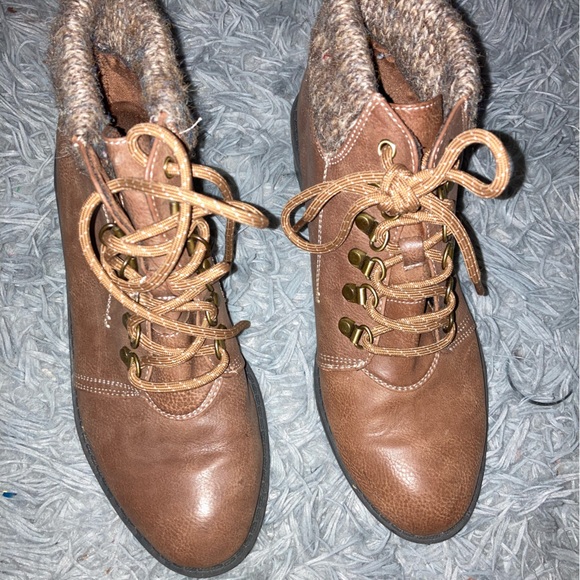 BROWN LEATHER LACE UP BOOTS W/ WOOL MATERIAL BARELY WORN IN GREAT CONDITION - Picture 2 of 6